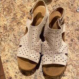 Rockport Cream Sandals with Cushioned Footbed and Open-Toe Design